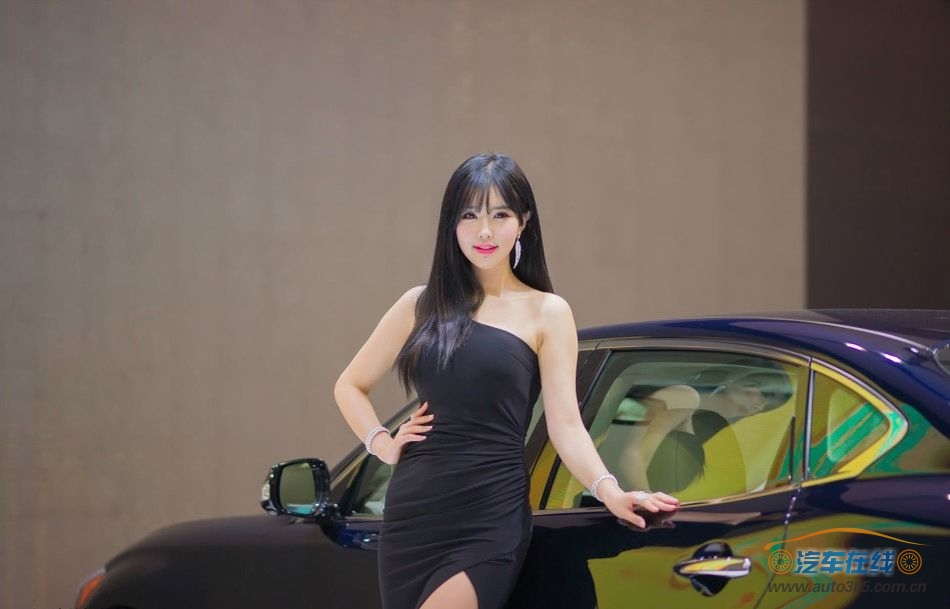韩国车模崔星河长相甜美身材性感写真