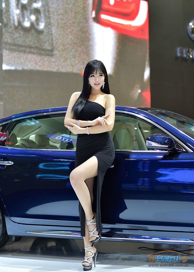 韩国车模崔星河长相甜美身材性感写真