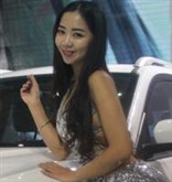 2016新疆冬季车展斯维汽车灰衣车模2