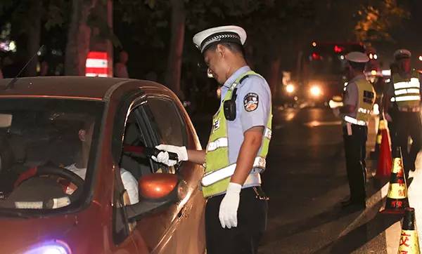 喝一瓶啤酒到底多久后才能开车?九成车主都不了解!