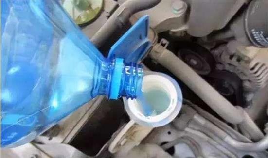 玻璃水和防冻液可以用水代替吗