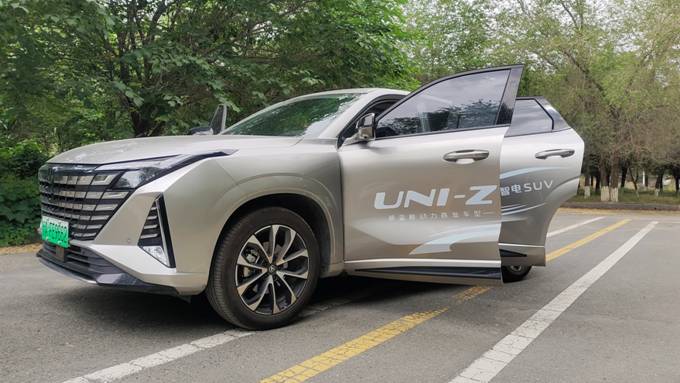 长安UNI-Z乌鲁木齐到店实拍体验：动力强劲，操控灵活，舒适驾乘两不误！