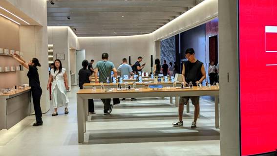 科技生活美学新地标！华为臻选店首登乌鲁木齐，打造边城尊享体验空间