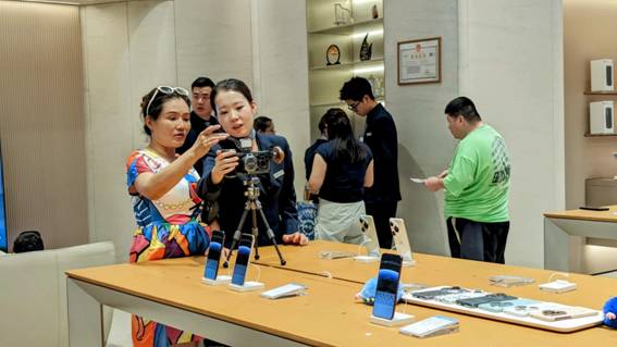 科技生活美学新地标！华为臻选店首登乌鲁木齐，打造边城尊享体验空间